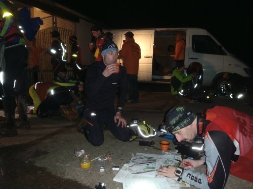 Séance de traçage de carte par l’équipe Raid Runners lors d’un ravitaillement sur l’hivernale du Raid Normand