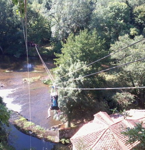 Clémence sur la Tyrolienne du raid Val de Dronne